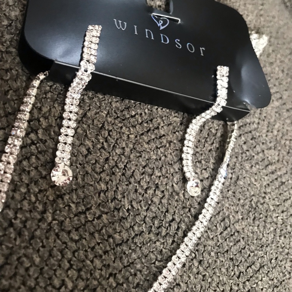 Beautiful long necklace w earrings